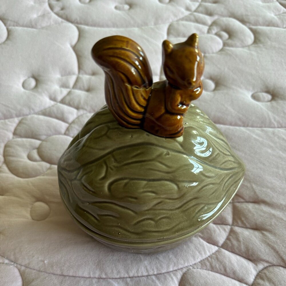 🐿️ Adorable Vintage Ceramic Squirrel on Walnut Covered Candy/Nut Bowl 🌰